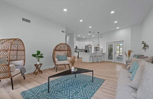 Plant City Villa | Chic Stylish Pool House 4 King Bed New Renovated