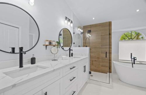 Plant City Villa | Chic Stylish Pool House 4 King Bed New Renovated