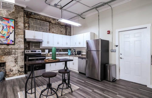 Longview Apartment | Chic Suite in Central Longview King Bed