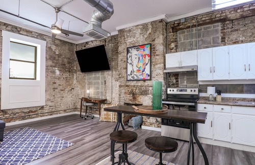 Longview Apartment | Chic Suite in Central Longview King Bed