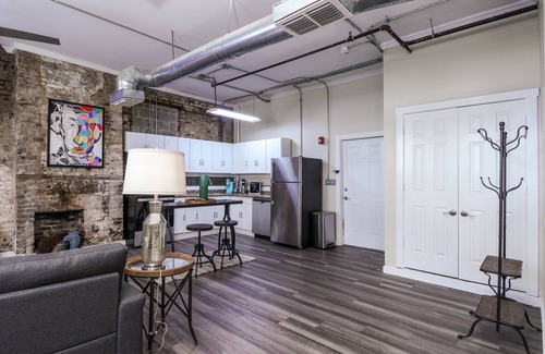 Longview Apartment | Chic Suite in Central Longview King Bed