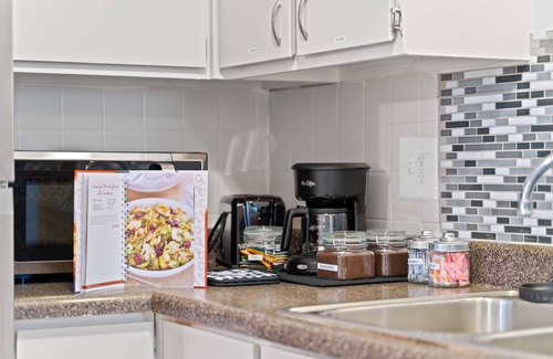 Oak Park Condo | Chic Suite/Mins to L Train/Laundry/Free Parking