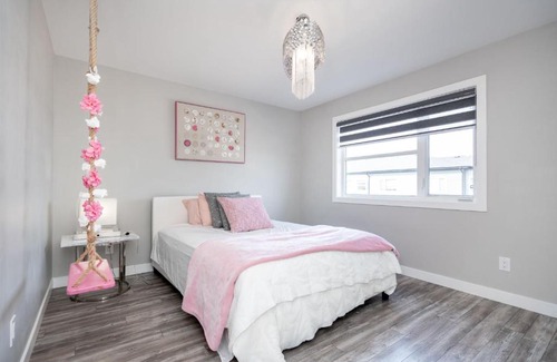 Fort Gary Apartment | Chic themed 4 bedroom + Hottub + Free Parking