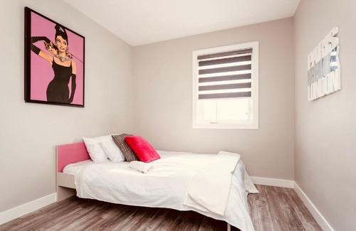 Fort Gary Apartment | Chic themed 4 bedroom + Hottub + Free Parking