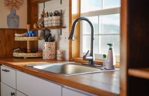 Alpine House | Chic Tiny Home Close to Everything @ Casa Paloma