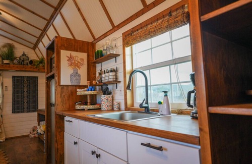 Alpine House | Chic Tiny Home Close to Everything @ Casa Paloma