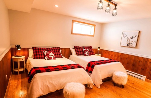 Sainte-Ann-des-Lacs Ski Chalet | Chic Tipi & Spa / Pool table -10 min Saint-Sauveur Village