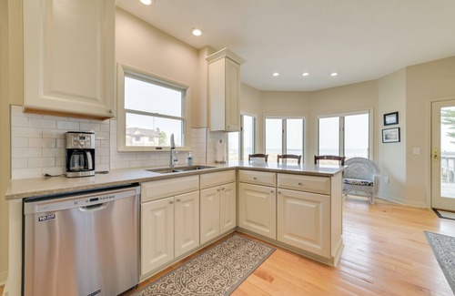 De Tour Village House | Chic Townhome on Lake Huron w/Private Beach!