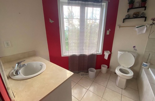 Clairlea - Birchmount House | Chic townhome with AC and WiFi in vibrant Toronto