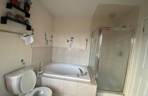 Clairlea - Birchmount House | Chic townhome with AC and WiFi in vibrant Toronto
