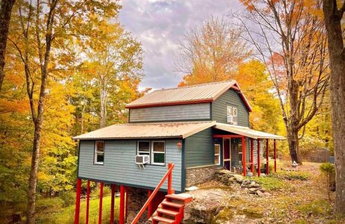 Smallwood House | Chic 'treehouse' With Pedal Boat, Hot Tub,fire Pit
