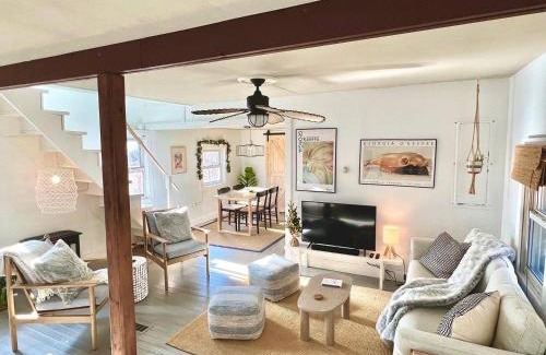 Smallwood House | Chic 'treehouse' With Pedal Boat, Hot Tub,fire Pit