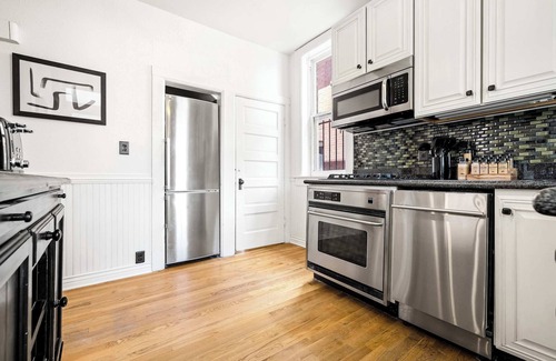 Congress Park House | Chic Victorian Manor | Sleeps 12 | Congress Park