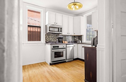Congress Park House | Chic Victorian Manor | Sleeps 12 | Congress Park