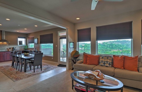 Rob Roy On The Lake House | Chic Villa w/Infinity Pool: 10 Mi to Downtown!
