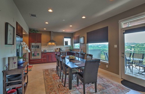 Rob Roy On The Lake House | Chic Villa w/Infinity Pool: 10 Mi to Downtown!