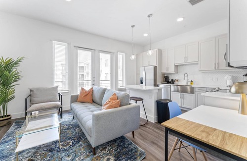 Highland Apartment | Chic West Downtown Studio w Washer Dryer