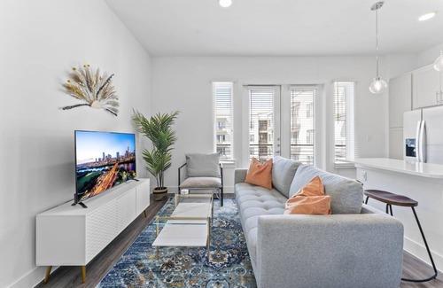 Highland Apartment | Chic West Downtown Studio w Washer Dryer