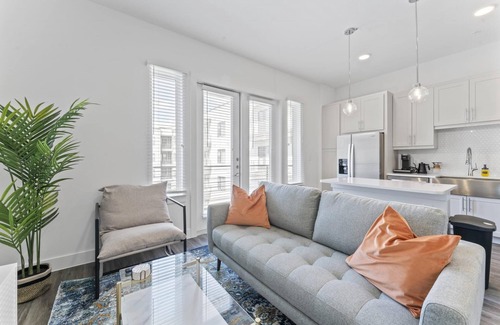 Highland Apartment | Chic West Downtown Studio w Washer Dryer