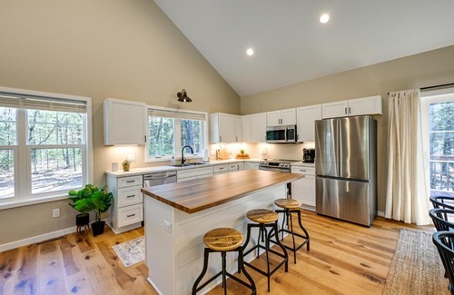 Wisconsin Dells House | Chic Wisconsin Retreat with Deck, Grill and Fire Pit!