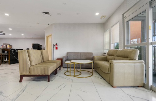 Westmont Hotel | Chicago Club Inn & Suites