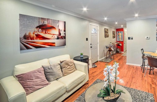East Garfield Park Apartment | Chicago Gem Near Subway about 5 Mi to Downtown