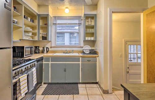 Roseland House | Chicago Home w/ Spacious Yard: 14 Mi to Dtwn