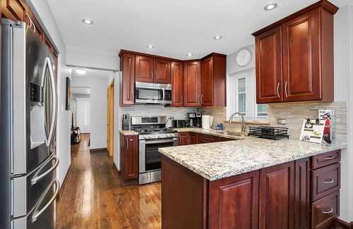 Clearing House | Chicago Rental - W 64th St