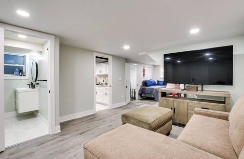 Norwood Park East Apartment | Chicago Studio Rental: 13 Mi to Magnificent Mile!