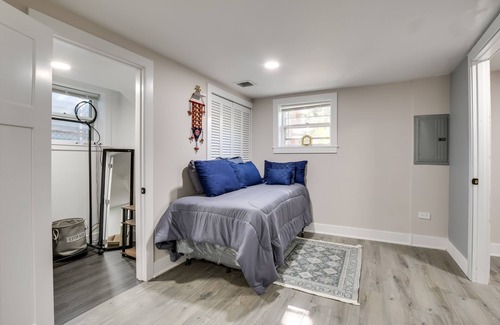 Norwood Park East Apartment | Chicago Studio Rental: 13 Mi to Magnificent Mile!