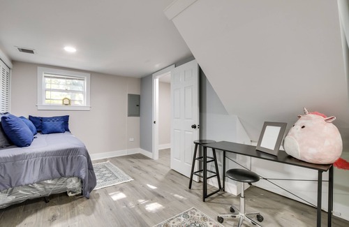 Norwood Park East Apartment | Chicago Studio Rental: 13 Mi to Magnificent Mile!