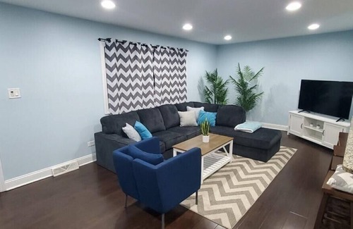 Roselle House | Chicagoland Chalet in Schaumburg 4 BRs!