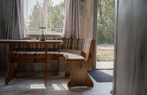 Division No. 11 Cabin | Chickadee Chalet -Cabin mins to Edmonton, St Albert. Valley area & Pet friendly!