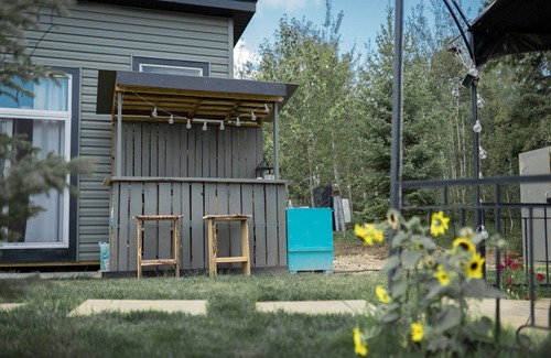 Division No. 11 Cabin | Chickadee Chalet -Cabin mins to Edmonton, St Albert. Valley area & Pet friendly!