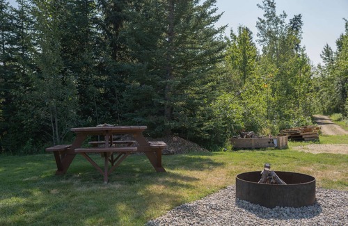 Division No. 11 Cabin | Chickadee Chalet -Cabin mins to Edmonton, St Albert. Valley area & Pet friendly!