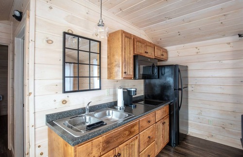 North Sebago Cabin | CHICKADEE - RESORT WITH 12 PROPERTIES. NATURAL POND FOR SWIMMING. CAFE ON SITE.