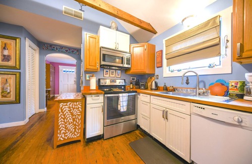 Athens House | Chicopee Rose Cottage - Pet & Family Friendly, Back Deck, Near Downtown & UGA