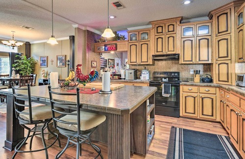 Manattee Road House | Chiefland Home ~ 4 Mi to Suwannee River!