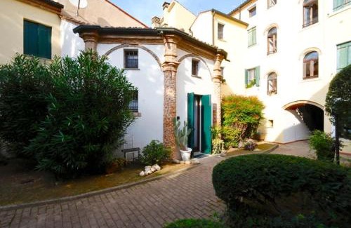 Rovigo Apartment | Chiesetta abside ex seminario -jvapartmentRovigo