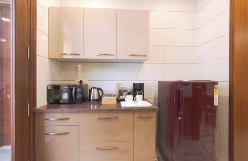 Gurugram Apartment | Child friendly Retreat w balcony & tub King Bed
