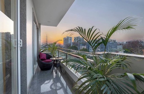 Gurugram Apartment | Child friendly Retreat w balcony & tub King Bed