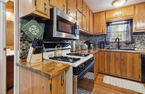 St. Helen House | Child/Infant/Pet friendly, Close to the Beach/Trails, Multiple Trailer Parking!