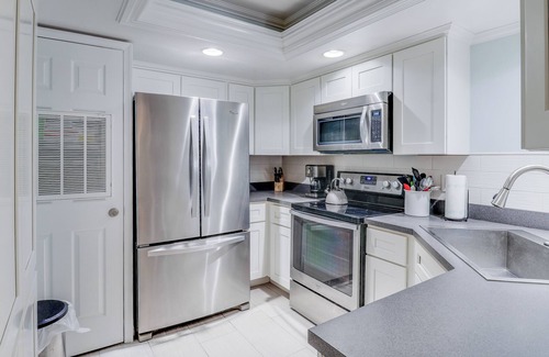 Sea Dunes Condo | Chill by the Sea | Stylish 2BR Retreat in Sea Woods