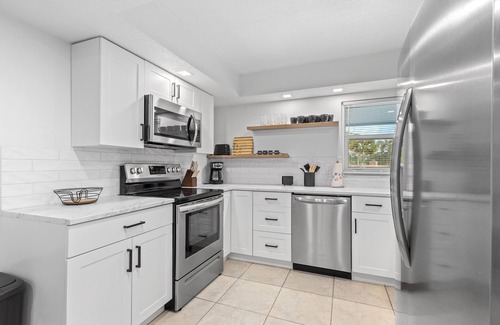 Gulf Gate Estates Apartment | Chill hideaway 2/1 -5 min from Siesta
