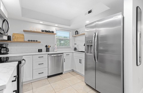 Gulf Gate Estates Apartment | Chill hideaway 2/1 -5 min from Siesta