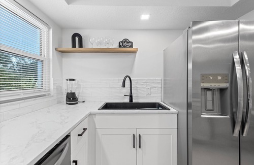 Gulf Gate Estates Apartment | Chill hideaway 2/1 -5 min from Siesta
