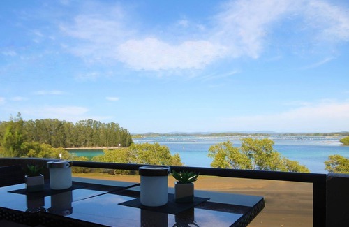 Forster Apartment | CHILL-OUT LAKESIDE * waterfront on wallis lake. Walk to the beach, shops, cafes!
