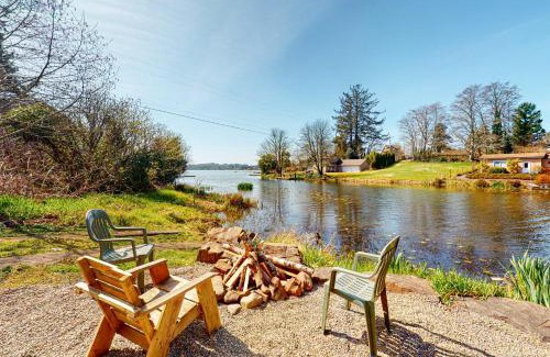 Otis House | Chill Side Lake House