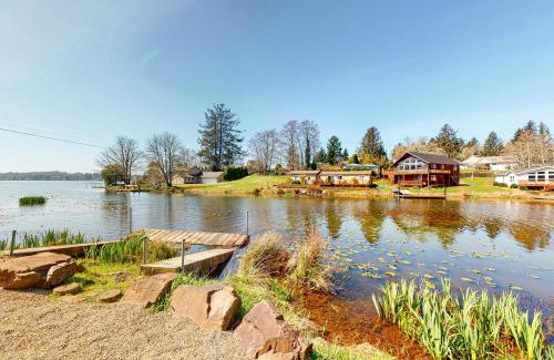Otis House | Chill Side Lake House