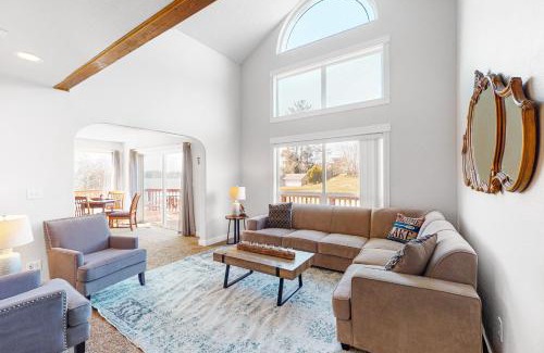 Otis House | Chill Side Lake House